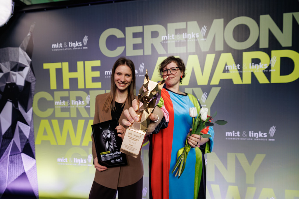 55200290856 2cd5e8ef66 B